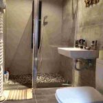 auswandern-ungarn-lehmhaus-von-architekten-saniert-duschbad