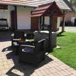 auswandern-ungartn - professionell saniertes lehmhaus - sitzbereich aussen - brunnen