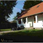 auswandern-ungarn-lehmhaus-von-architekten-saniert-von-aussen-garten-sitzgelegenheit-andere-perspektive