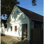 auswandern-ungarn-lehmhaus-von-architekten-saniert-vorderansicht