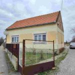 auswandern-ungarn - haus mit einfahrtf.