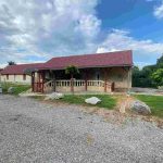 auswandern ungarn - suedungarn - zwei haeuser - grosses grundstueck - beide haeuser