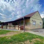 auswandern ungarn - suedungarn - zwei haeuser - grosses grundstueck - haupthaus mit terrasse