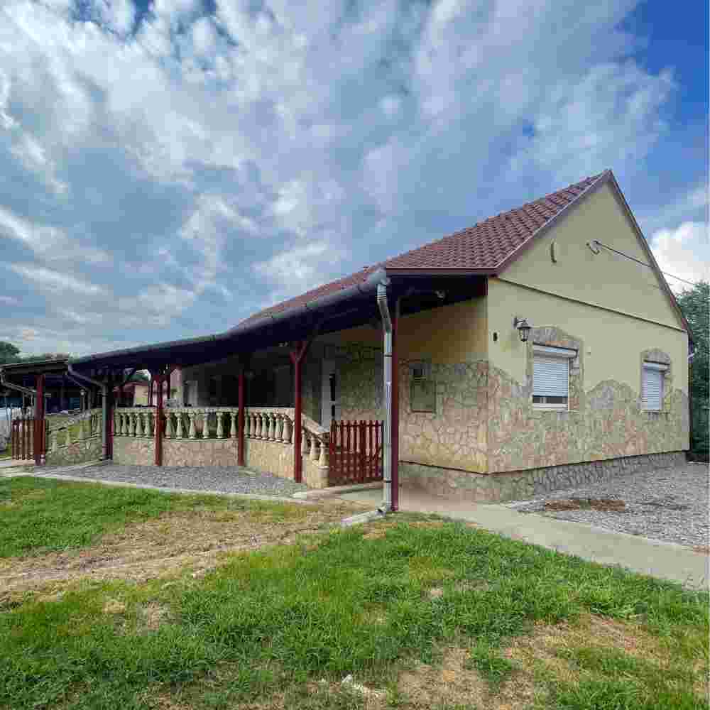 auswandern ungarn - suedungarn - zwei haeuser - grosses grundstueck - haupthaus mit terrasse